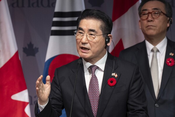 据报道，韩国检察官以实施戒严法为由拘留了前国防部长