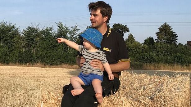 健康的27岁男子在NHS错误地给他注射了错误的Covid疫苗后死亡