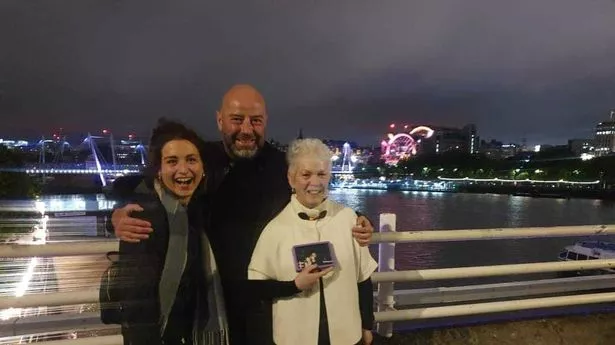 在标志性的生日照片10年后，一名女子与神秘的“桥上男子”重聚