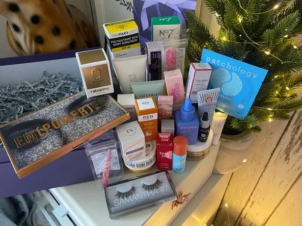 Boots美容盒为我从Elemis、no . 7、Fenty等品牌的奢侈袜子填充物上节省了350多英镑