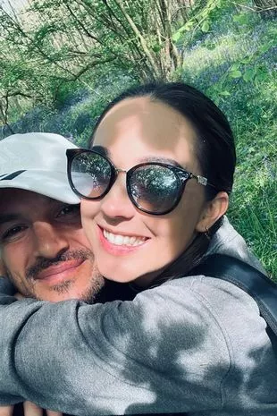在一张罕见的照片中，艾米丽和彼得·安德烈的女儿与她的父亲惊人地相似