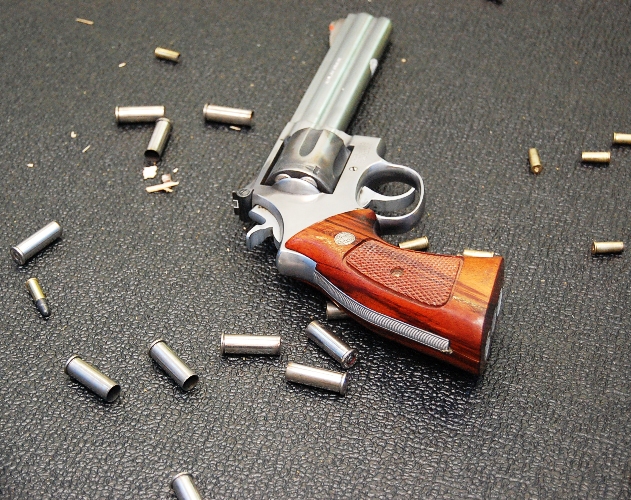 塔拉甘枪击事件造成三人死亡