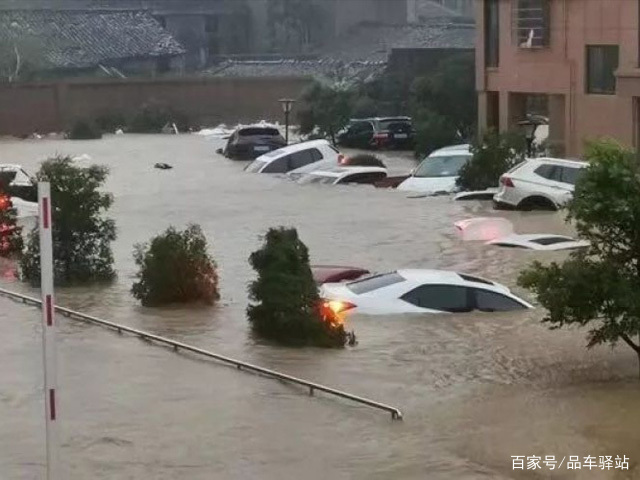 罗奇代尔的房屋和汽车被水淹没，大型水管爆裂导致学校关闭