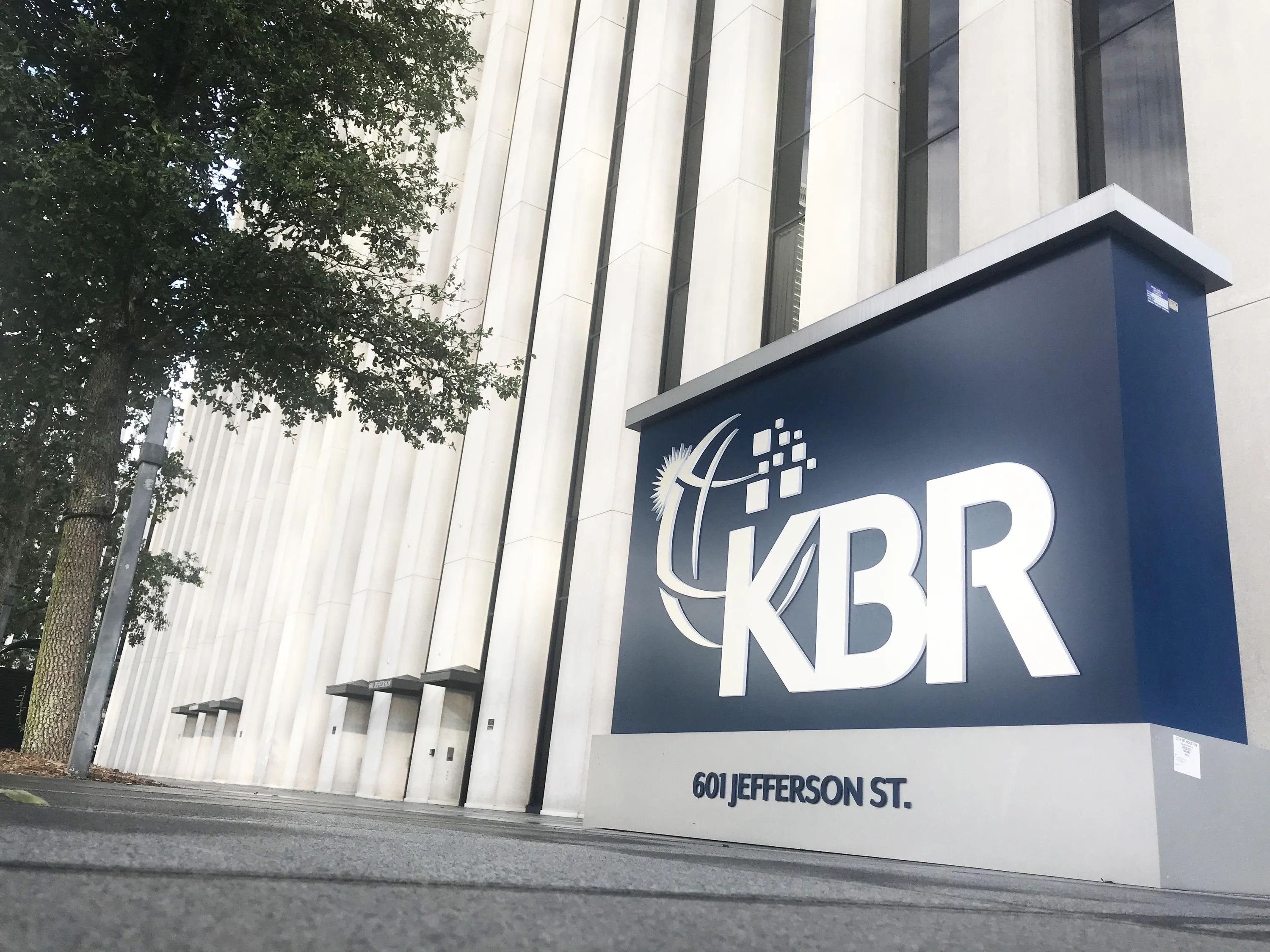 对冲基金的投资策略:KBR公司突发新闻和见解