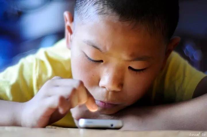 我们需要接受，给孩子手机结束了他们的童年