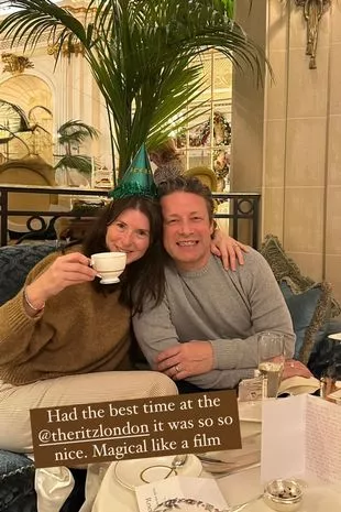 杰米·奥利弗在《我是名人》节目中分享了妻子乔尔斯50岁庆祝活动的甜蜜照片
