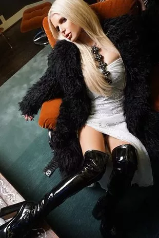 杰西卡·辛普森丢弃戒指并分享神秘帖子，引发离婚传闻
