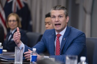 北约盟国正在等待美国国防部长的访问，这是特朗普政府成员的首次访问