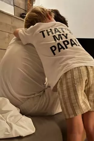 汤姆·戴利的丈夫达斯汀·兰斯·布莱克在儿子们庆祝奥运胜利时分享了罕见的家庭照片