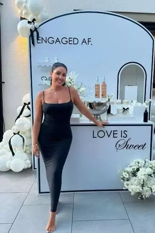 英国明星约翰·斯通在甜蜜求婚后与企业家女友订婚