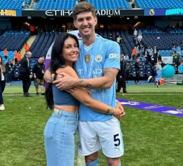 英国明星约翰·斯通在甜蜜求婚后与企业家女友订婚
