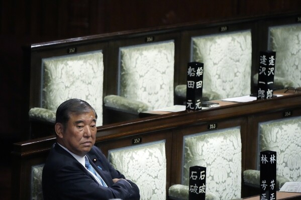 石破在罕见的决选中胜出，继续担任日本首相，但将面临动荡