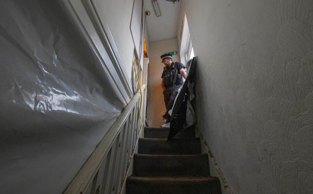 从外面看，它就像一个普通的家庭住宅，但里面却讲述了一个完全不同的故事