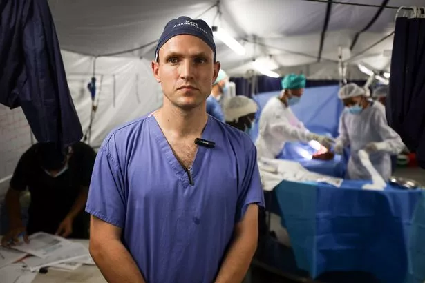 勇敢的NHS医护人员在饱受战争蹂躏的加沙上演圣诞奇迹,帮助挽救生命