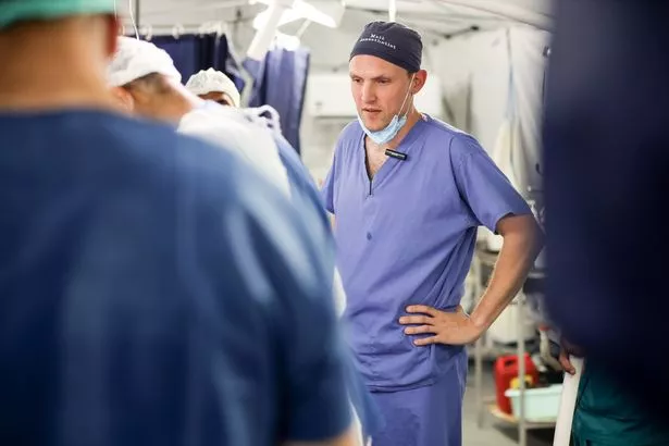 勇敢的NHS医护人员在饱受战争蹂躏的加沙上演圣诞奇迹,帮助挽救生命