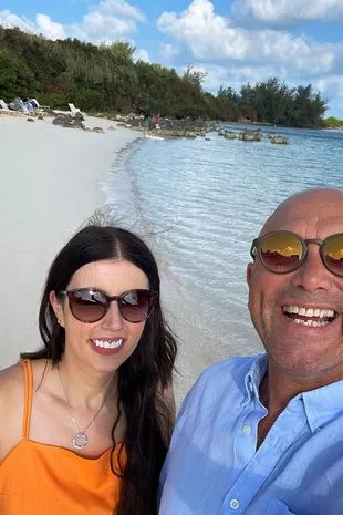 格雷格·华莱士戏剧性的四次婚姻和两个妻子是他在推特上认识的